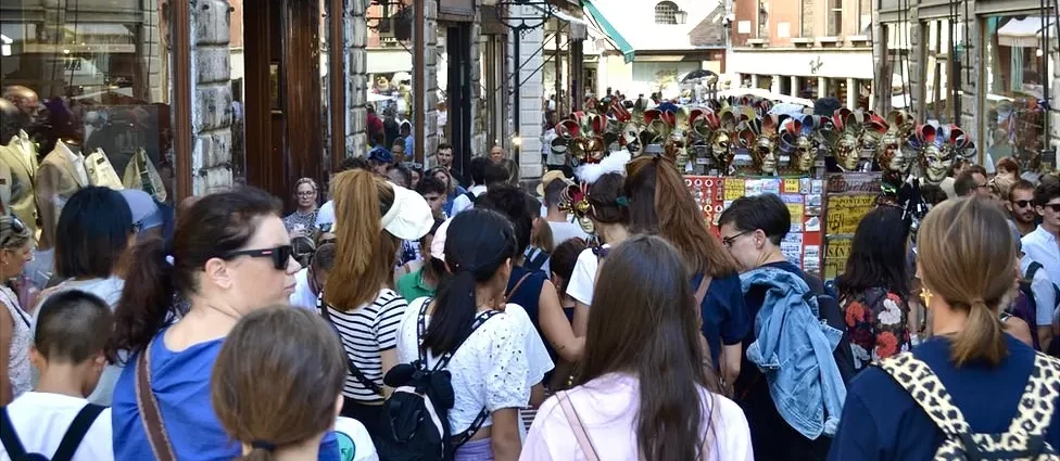 Venice to vote on €5 daily fee for tourists